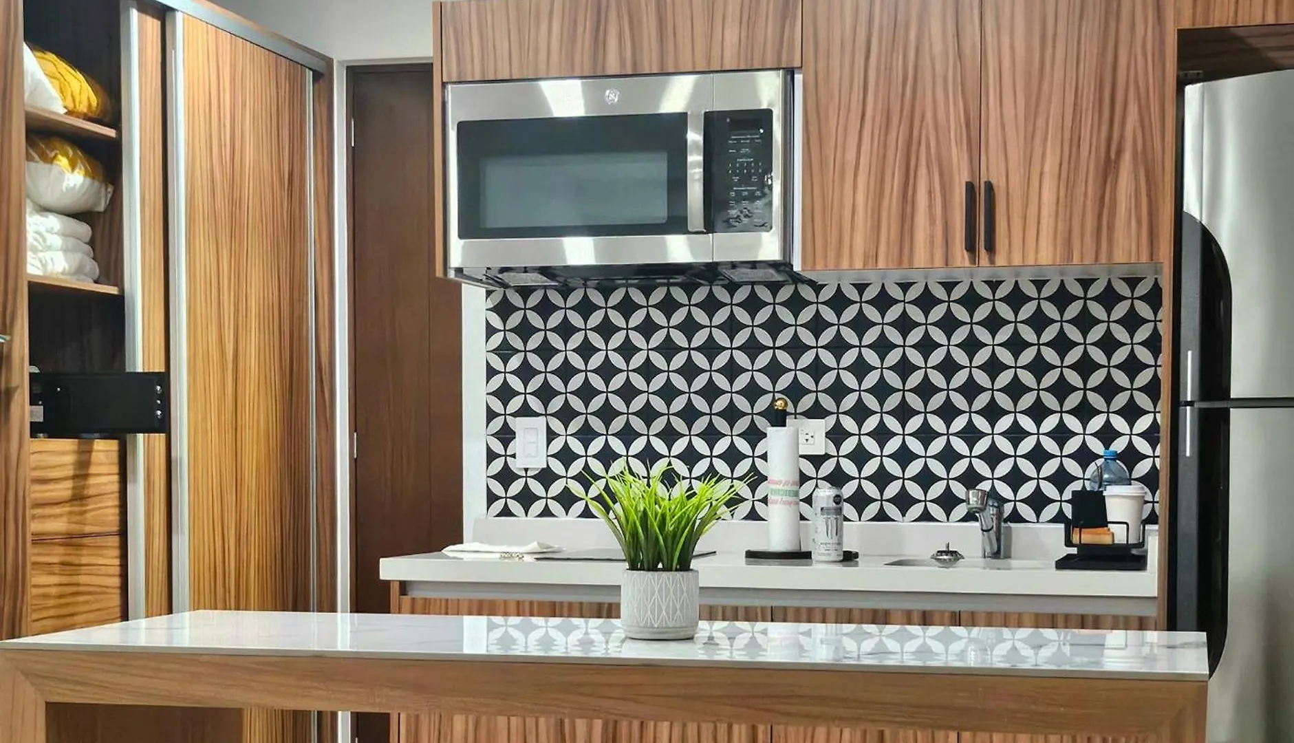 아파트 Stylish Condo With Roof Top Ocean Views Near Mamitas Beach And 5Th Ave 신데 델 카르멘